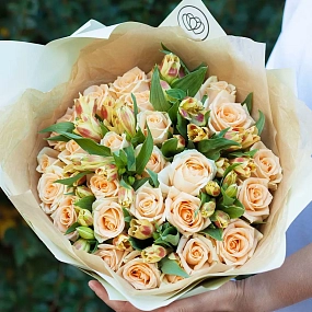 Букет из 26 кремовых роз 35-40 см (Россия) и 7 оранжевая альстромерий в зеленой пленке