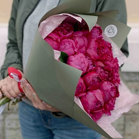 Букет из 25 ярко-розовых пионов Standart Plus в зеленой пленке