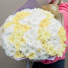 Букет из 25 желтых и белых кустовых хризантем
