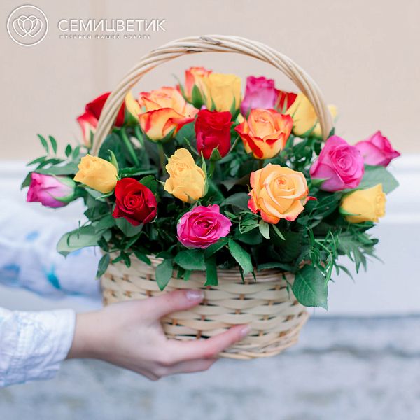 Композиция из 25 роз микс (Кения) с зеленью в корзине