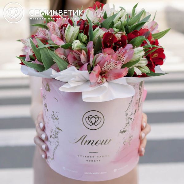 Букет в розовой шляпной коробке Amour Mini из 25 альстромерий микс