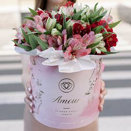 Букет в розовой шляпной коробке Amour Mini из 25 альстромерий микс