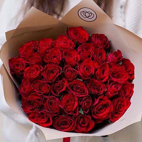 Букет из 35 красных роз 40 см (Кения) в кремовой пленке