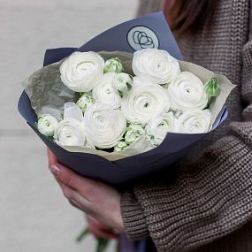 Букет из 9 белых ранункулюсов