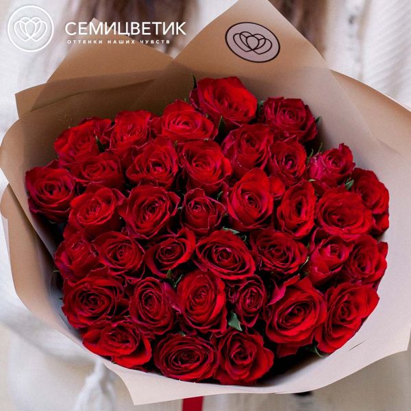 Букет из 35 красных роз 40 см (Кения) в кремовой пленке