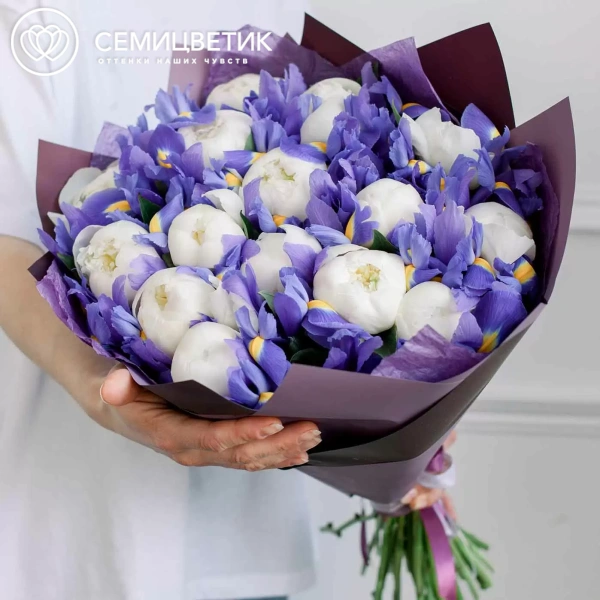 Букет из 15 белых пионов Premium и 26 синих ирисов в сиреневой пленке