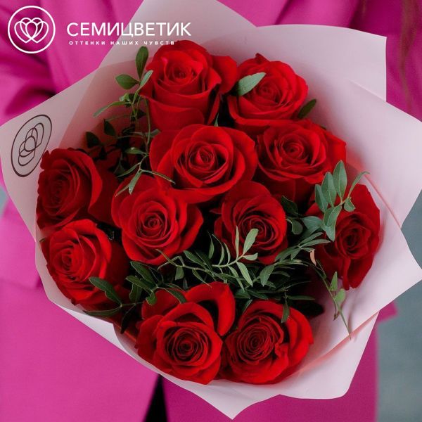 Букет из 11 красных роз Freedom 40 см (Эквадор) с фисташкой
