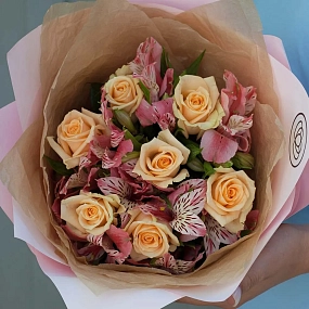 Букет из 7 кремовых роз 35-40 см (Россия) и 4 альстромерий в розовых тонах в розовой пленке