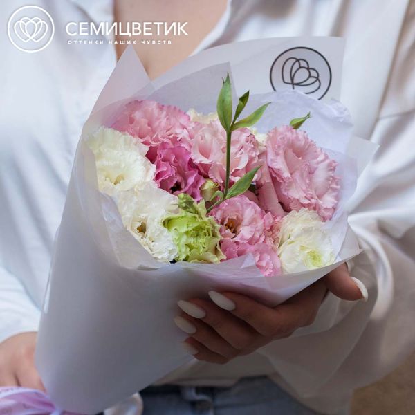 Букет из 11 махровых розовых и белых лизиантусов