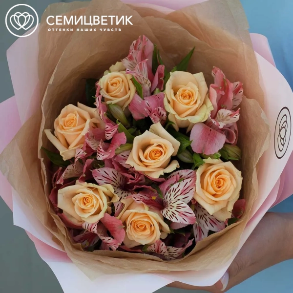 Букет из 7 кремовых роз 35-40 см (Россия) и 4 альстромерий в розовых тонах в розовой пленке
