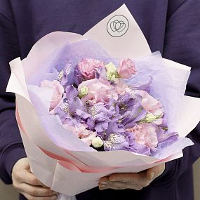 Букет из 10 сиреневых альстромерий и 5 розовых лизиантусов