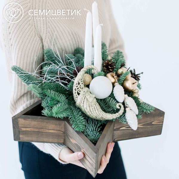 Композиция с елью, свечой и украшениями в коричневом ящике-звезда