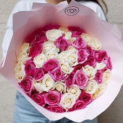 Букет из 51 розовой и белой розы 50 см (Россия) в розовой пленке