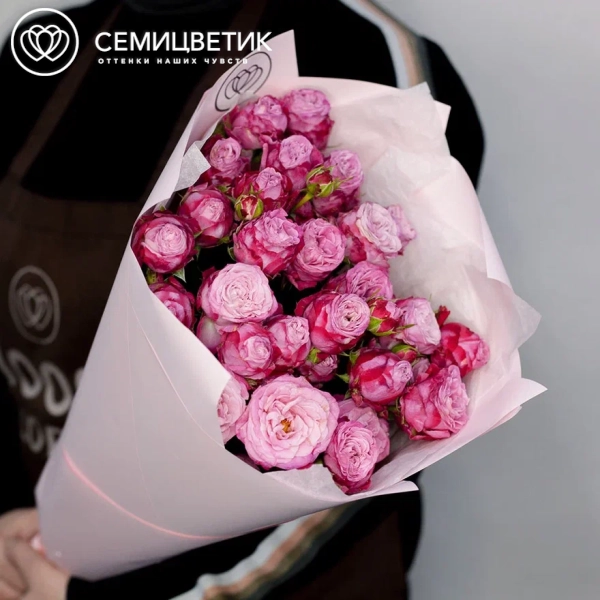 Букет из 9 розовых кустовых пионовидных роз 70 см (Россия) в розовой пленке
