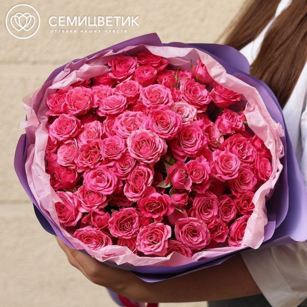 Букет из 25 малиновых кустовых роз 40 см (Кения) в сиреневой круглой упаковке