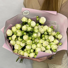 Букет из 11 белых кустовых пионовидных роз 70 см (Россия) в сиреневой пленке