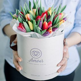 Букет в белой шляпной коробке Amour Mini из 35 тюльпанов микс