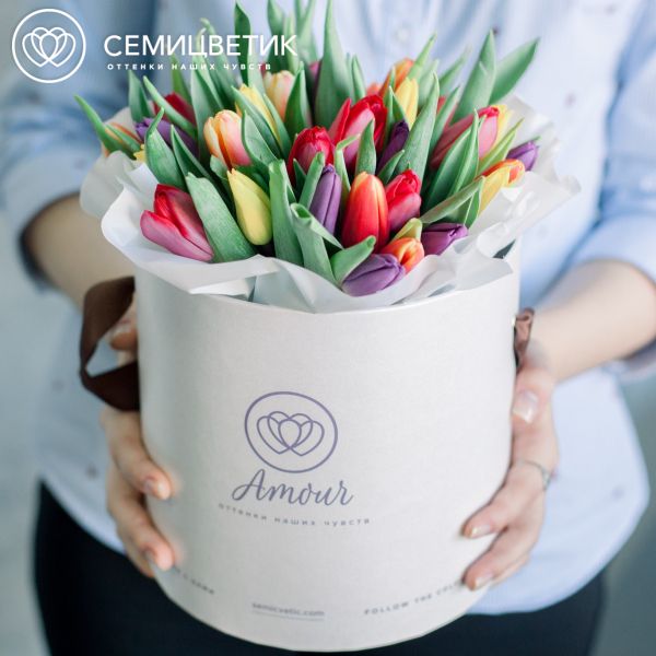 Букет в белой шляпной коробке Amour Mini из 35 тюльпанов микс