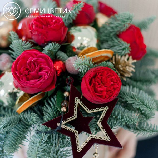 Букет в бежевой шляпной коробке Amour Mini из 9 красных пионовидных роз Red Piano с елью
