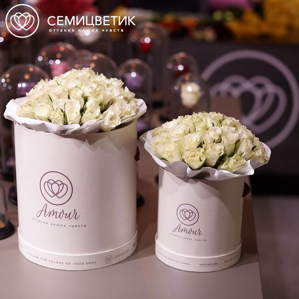Букет в белой шляпной коробке Amour Mini из 35 белых роз (Кения)