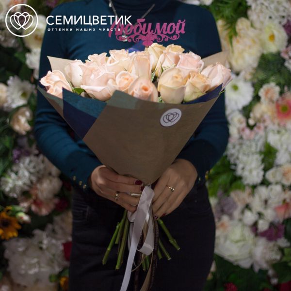 Букет из 25 кремовых роз Tiffany 50 см (Эквадор)
