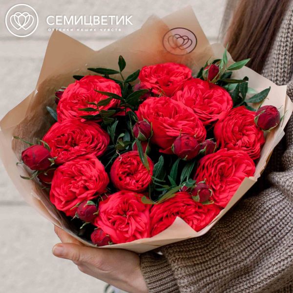 Букет из 11 красных кустовых пионовидных роз Red Piano 40 см с фисташкой