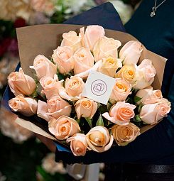 Букет из 25 кремовых роз Tiffany 50 см (Эквадор)