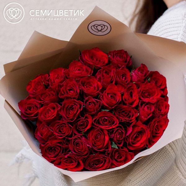 Букет из 35 красных роз 40 см (Кения) в кремовой пленке