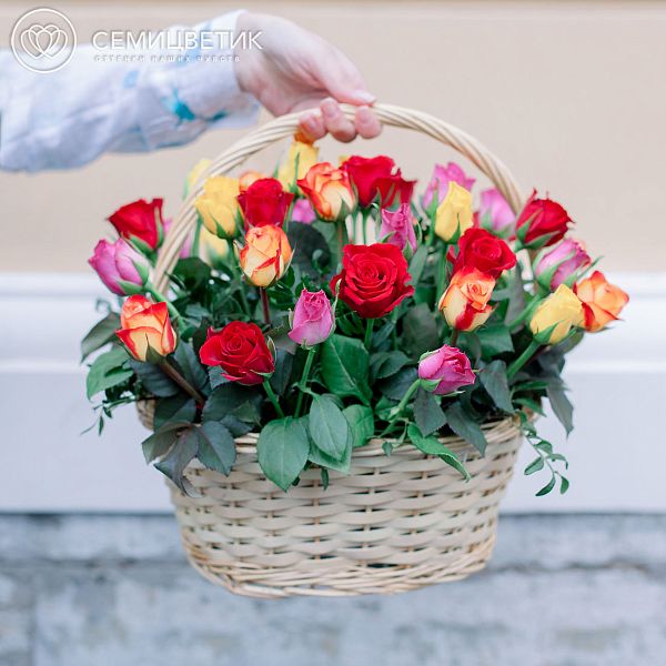 Композиция из 35 роз микс (Кения) с зеленью в корзине
