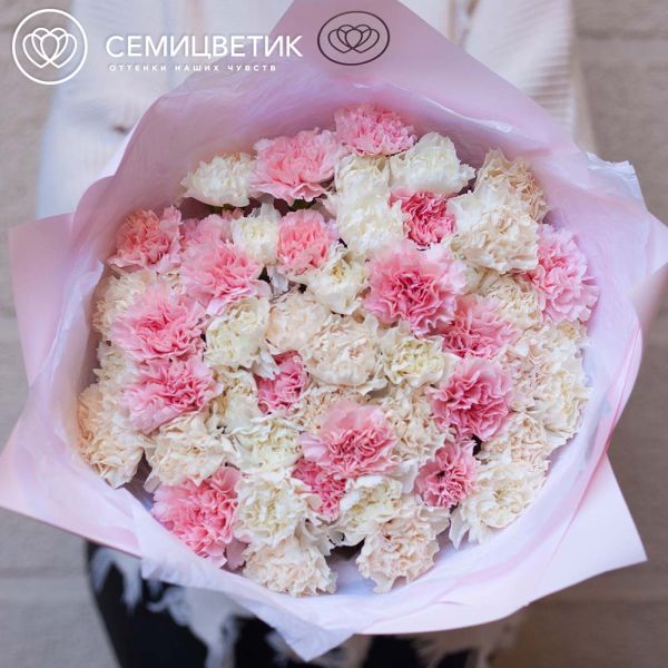 Букет из 51 розовой, белой и кремовой гвоздики