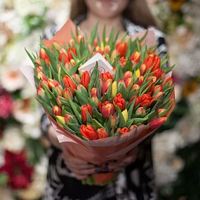 Букет из 101 оранжевого тюльпана в упаковке