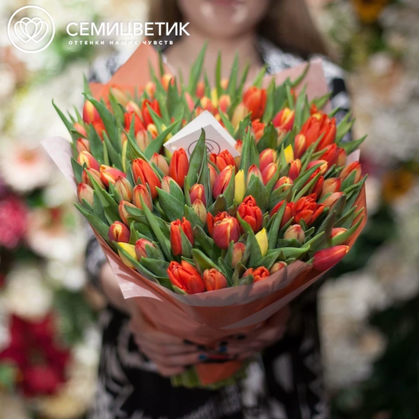Букет из 101 оранжевого тюльпана в упаковке