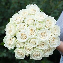 Траурный букет из 22 белых роз 50 см (Россия)