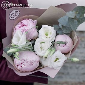 Букет из 3 пионов, 2 лизиантусов и эвкалипта в розовой пленке
