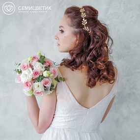 Свадебный букет из розовых роз, брунии и лизиантуса