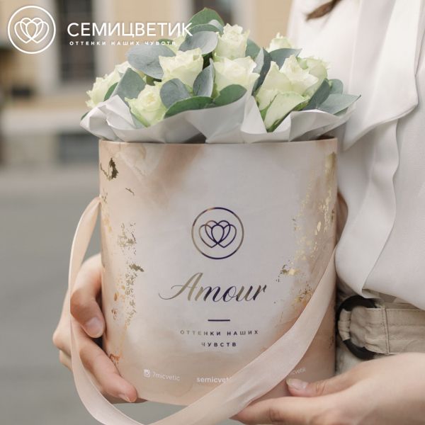 Букет в бежевой шляпной коробке Amour Mini из 21 белой розы (Кения) с эвкалиптом