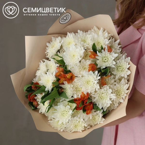 Букет из белых хризантем и асльтромерий в кремовой пленке