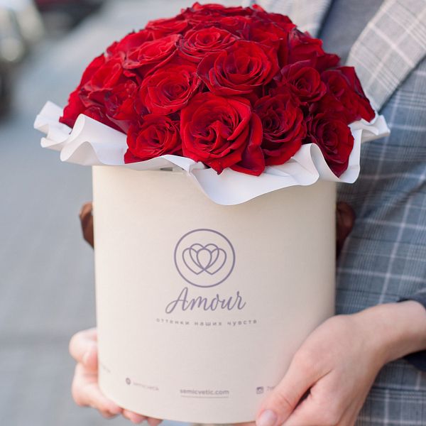 Букет в белой шляпной коробке Amour Mini из 23 красных с темной каймой роз Магия (Россия) 