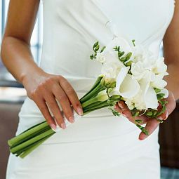 Свадебный букет из белых калл и фрезий