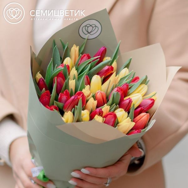Букет из 51 желтого и красного тюльпана 40 см в кремовой пленке