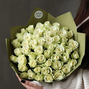 Букет из 51 белой розы 35-40 см (Кения) в оливковой пленке