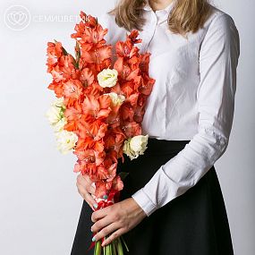 Букет из гладиолуса и лизиантуса