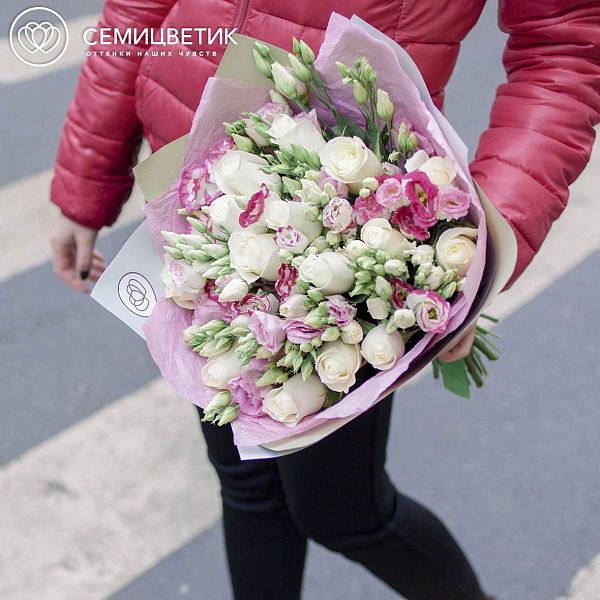 Нежно-розовый букет из 15 роз Кения Premium и 10 лизиантусов в упаковке