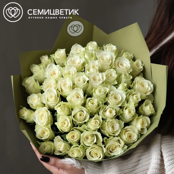Букет из 51 белой розы 35-40 см (Кения) в оливковой пленке