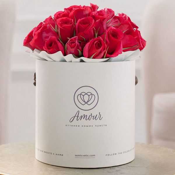 Букет в белой шляпной коробке Amour Mini из 29 малиновых роз (Кения) Premium