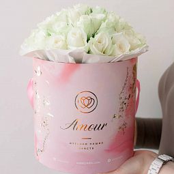 Букет в розовой шляпной коробке Amour Mini из 31 белой розы (Кения)