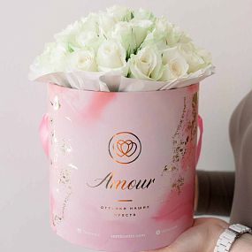 Большой букет  в розовой шляпной коробке Amour Mini из 31 белой розы (Кения)