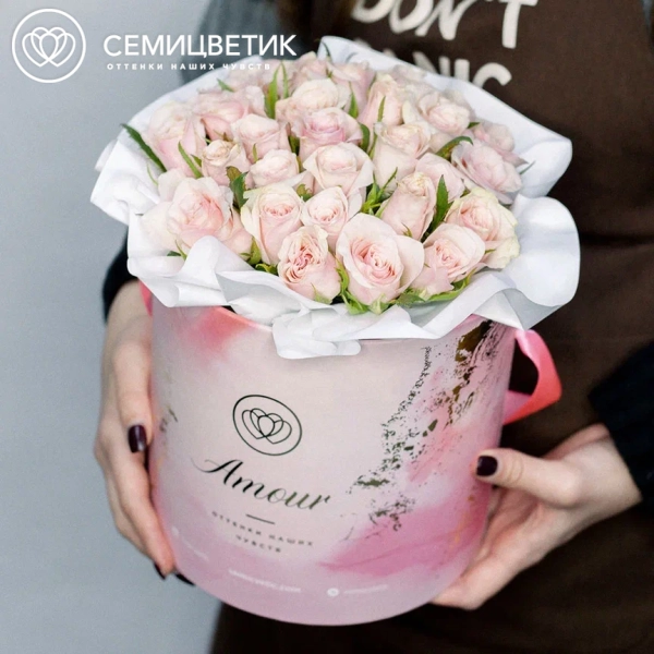 Букет в розовой шляпной коробке Amour Mini из 31 нежно-розовой розы (Кения)