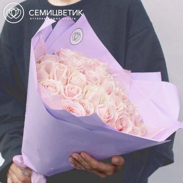 Букет из 35 нежно-розовых роз 50 см (Россия) в сиреневой пленке