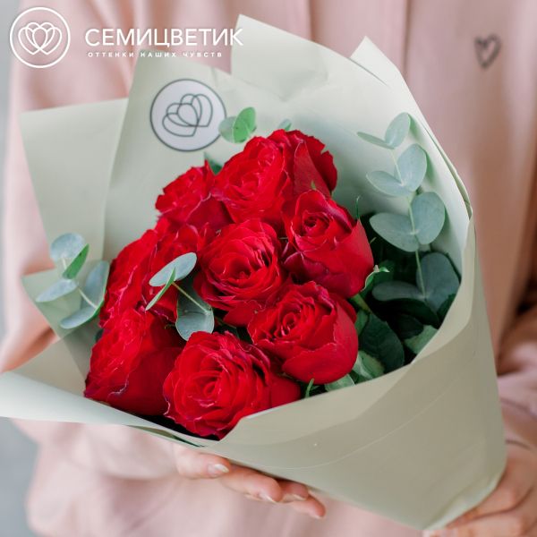Букет из 9 красных роз 40 см (Кения) с эвкалиптом